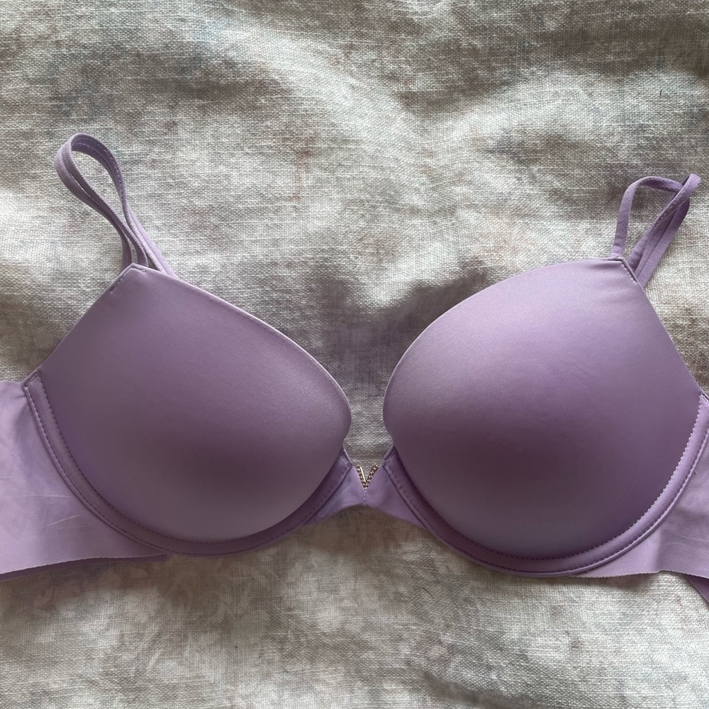 32D, lavender underwire bra. Excellent condition.